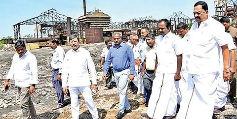 ராணிப்பேட்டையில் குரோமியக்கழிவுகளை அகற்றுவது தொடர்பான அமைச்சர்கள் மெய்யநாதன், ஆர்.காந்தி ஆகியோர் நேற்று ஆய்வு செய்தனர். அருகில், மாவட்ட ஆட்சியர் பாஸ்கர பாண்டியன் உள்ளிட்டோர்.