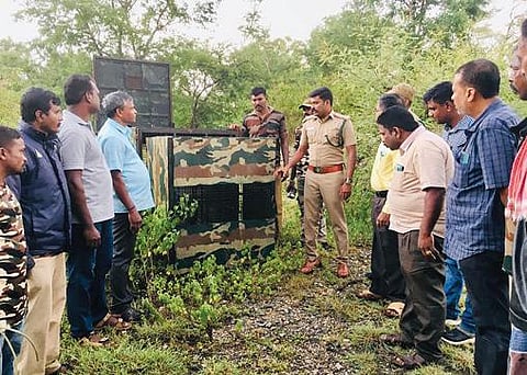 தாளவாடி அருகே கல்குவாரியில் பதுங்கிய சிறுத்தையை பிடிக்க வனத்துறையினர் கூண்டு வைத்து கண்காணித்து வருகின்றனர்.