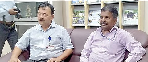 கூடங்குளத்தில் நேற்று செய்தியாளர்களிடம் பேசிய அணுமின் நிலைய வளாக இயக்குநர் கோட்போலே, முதல் இரு அணுஉலைகளின் நிலைய இயக்குநர் ஆர்.எஸ்.சாவந்த் ஆகியோர்.