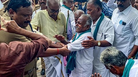 விவசாயிகள் ஆர்ப்பட்டம் | படங்கள்: ஆர்.வெங்கடேஷ்