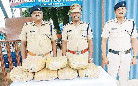 ரயில் மூலம் கடத்தி வரப்பட்ட 14 கிலோ கஞ்சாவை ஜோலார்பேட்டை ரயில்வே காவல் துறையினர் பறிமுதல் செய்தனர்.