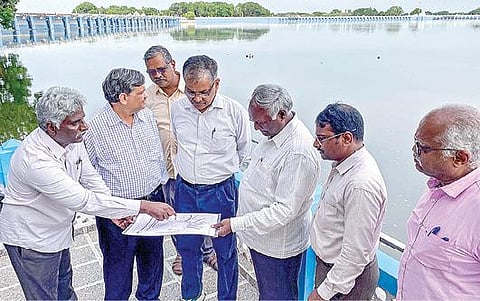 தஞ்சாவூர் மாவட்டம் கல்லணையில் நேற்று ஆய்வு மேற்கொண்ட காவிரி மேலாண்மை ஆணையக் குழுவினர்.படம்: ஆர்.வெங்கடேஷ்