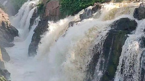ஒகேனக்கல் | காவிரி ஆற்றில் நீர்வரத்து உயர்வு: ஆற்றில் குளிக்கவும், பரிசல் இயக்கவும் தடை