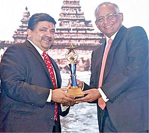 தாய்லாந்து துணைத் தூதரகம் மற்றும் வேர்ல்டு வைட் மீடியா கார்ப்பரேஷன் குழுமம் சார்பில் தாய்லாந்து -தமிழக நட்புறவு விருது வழங்கும் நிகழ்ச்சி, சென்னை யில் நேற்று நடந்தது. இதில் தாய்லாந்து பொருளாதார மேம்பாட்டுக்கு சிறந்த பங்களிப்புக்கான விருதை டிவிஎஸ் குழும தலைவர் வேணு சீனிவாசனுக்கு நிதித்துறை அமைச்சர் பழனிவேல் தியாகராஜன் வழங்கி னார். படம்: ம.பிரபு