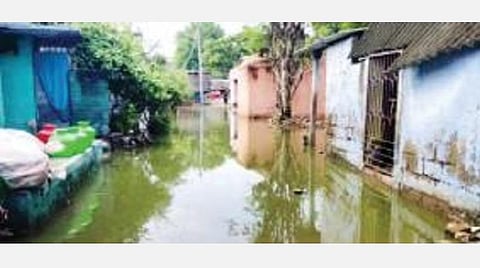 ஊத்தங்கரையில் பெய்த கனமழையால், பரசனேரி நிரம்பி அண்ணாநகர் குடியிருப்பு பகுதியில் உபரி நீர் புகுந்ததால் மக்கள் அவதியுற்றனர்.