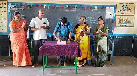 கரூர் மாவட்டம் குளித்தலை அருகேயுள்ள பங்களாபுதூர் ஊராட்சி ஒன்றிய நடுநிலைப் பள்ளி ஆங்கில பட்டதாரி ஆசிரியர் மணிகண்டன் தனது பிறந்த நாளையொட்டி பள்ளி வகுப்பறையில் கேக் வெட்டுகிறார். அருகில் தலைமை ஆசிரியர் சித்ராதேவி மற்றும் சக ஆசிரியர்கள், மாணவ, மாணவிகள்.