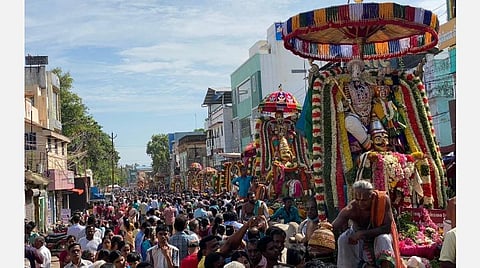 தஞ்சாவூர் கீழராஜ வீதி மற்றும் தெற்கு வீதியில் ஒரே இடத்தில் எழுந்தருளிய 24 கருட வாகனங்களில் உற்சவ பெருமாள் சுவாமிகளை தரிசனம் செய்யும் பக்தர்கள். படங்கள்: ஆர்.வெங்கடேஷ்.