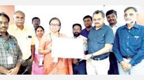 காரைக்குடி சிக்ரி நிறுவனத்தில் புதிய தொழில்நுட்பத்தை தனியார் நிறுவனத்திடம் ஒப்படைத்த சிக்ரி இயக்குநர் கலைச்செல்வி