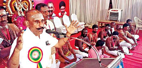 தருமபுரியில் மாவட்ட உலக சிவனடியார்கள் திருக்கூட்டம் சார்பில் நடந்த முப்பெரும் விழாவில், காவல்துறையில் சிறை கடத்தல் தடுப்புப் பிரிவு முன்னாள் தலைவர் பொன். மாணிக்கவேல் பேசினார்.