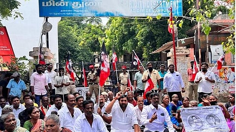 புதுச்சேரி | மின்கம்பி உயிரிழப்புகளை தடுக்கக் கோரி அதிமுகவினரால் மின்துறை தலைமை அலுவலகம் முற்றுகை