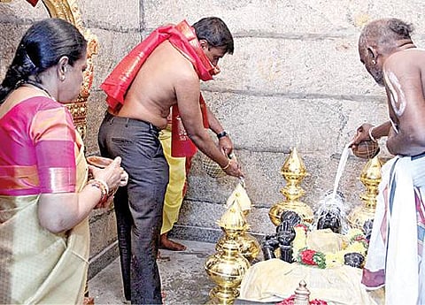 திருப்பதி அடுத்துள்ள பேரூரு பகுதியில் மலை மீது கட்டப்பட்டுள்ள ஏழுமலையானின் தாயார் வகுலமாதா கோயிலில் நேற்று தாயார் சிலைக்கு சிறப்பு பூஜைகள் நடத்தப்பட்டன.
