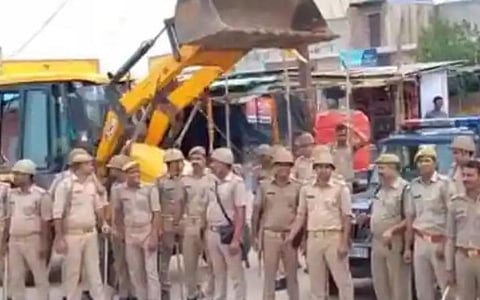 உத்தர பிரதேசத்தில் புல்டோசருடன் கொடி அணிவகுப்பு நடத்திய அலிகார் போலீஸார்