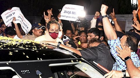 மகாராஷ்டிர அரசியல் நெருக்கடி: குடும்பத்துடன் அரசு பங்களாவை காலி செய்த முதல்வர் உத்தவ் தாக்ரே