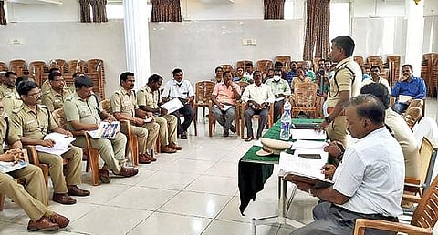 உதவி காவல் ஆய்வாளர் எழுத்து தேர்வு தொடர்பான காவல் துறை அதிகாரிகளுடன் ஆலோசனை நடத்திய எஸ்.பி., டாக்டர் பாலகிருஷ்ணன்.