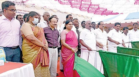 தூத்துக்குடி வஉசி துறைமுகத்தில் இருந்து இலங்கைக்கு அத்தியாவசியப் பொருட்கள் ஏற்றப்பட்ட சரக்கு கப்பலை அமைச்சர்கள் செஞ்சி கே.எஸ்.மஸ்தான், அர.சக்கரபாணி, பெ.கீதாஜீவன், அனிதா ஆர்.ராதாகிருஷ்ணன் ஆகியோர் கொடியசைத்து அனுப்பிவைத்தனர்.