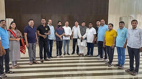 தப்புமா மகாராஷ்டிர அரசு?- சிவசேனா அதிருப்தி அணியில் மேலும் 4 எம்எல்ஏக்கள்: உத்தவ் தாக்கரேவுக்கு நெருக்கடி