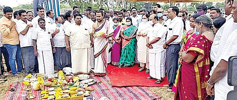 காஞ்சிபுரம் மாவட்டம் குன்றத்தூர் போரூர் ஏரியில் ரூ.100 கோடி மதிப்பிலான வெள்ளத்தடுப்பு பணிகளை தொடங்கி வைக்கிறார் குறு, சிறு மற்றும் நடுத்தர தொழில் நிறுவனங்கள் துறை அமைச்சர் தா.மோ.அன்பரசன்.