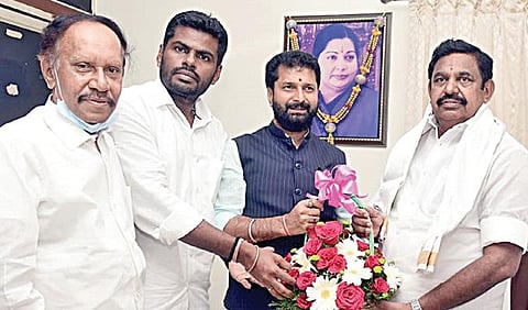 அதிமுக இணை ஒருங்கிணைப்பாளர் பழனிசாமியை சென்னையில் உள்ள அவரது இல்லத்தில்தமிழக பாஜக தலைவர் அண்ணாமலை, தமிழக பொறுப்பாளர் சி.டி.ரவி ஆகியோர் நேற்று சந்தித்து குடியரசுத் தலைவர் வேட்பாளருக்கு ஆதரவு கோரினர். உடன் மு.தம்பிதுரை.