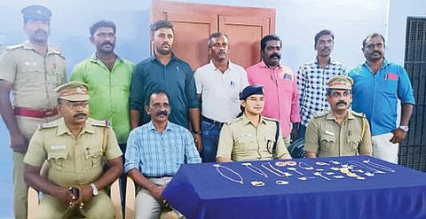 வள்ளியூரில் மீட்கப்பட்ட நகைகளுடன் ஏஎஸ்பி சமய்சிங் மீனா உள்ளிட்ட தனிப்படை போலீஸார்.