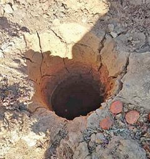 காந்தி நகரில் மூடப்படாமல் உள்ள ஆழ்துளைக் கிணறு.