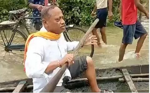 நோயாளி மருத்துவமனைக்குச் செல்ல படகோட்டியாக மாறிய அசாம் அமைச்சர் - சமூக வலைதளங்களில் வீடியோ வைரல்