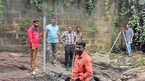 பெரியாறு அணையில் இருந்து தமிழகத்துக்கு நீர் செல்லும் இரைச்சல் பாலப் பகுதியை ஆய்வு செய்த நீர்ப் பாசனத் துறை அதிகாரிகள்.