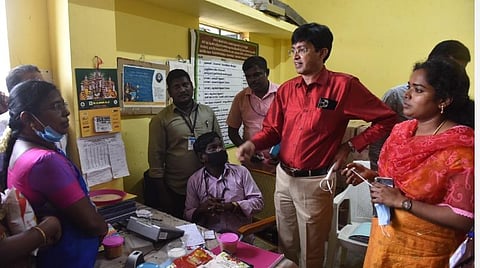 படம் விளக்கம்: கோவை பீளமேட்டில் உள்ள நியாய விலைக்கடையில் நேற்று ஆய்வுப் பணி மேற்கொண்ட, தமிழக அரசின் உணவு, கூட்டுறவு மற்றும் நுகர்வோர் பாதுகாப்புத்துறை அரசு முதன்மைச் செயலர் ஜெ.ராதாகிருஷ்ணன். அருகில் அரசு அலுவலர்கள் உள்ளனர். படம்: ஜெ.மனோகரன்.
