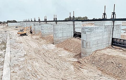 பொன்னேரி அருகே ஆரணி ஆற்றின் குறுக்கே தடுப்பணையும்் பழவேற்காடு ஏரியின் உவர்ப்பு நீர் உட்புகாதவாறு அமைக்கப்படும் அடிமட்ட தடுப்புச் சுவர் பணியும் 90 சதவீதம் நிறைவடைந்துள்ளன.