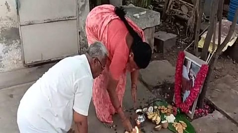 வளர்ப்பு நாய்க்கு படையல் போட்டு வழிபாடு - 9 ஆண்டுகளாக தொடரும் ராசிபுரம் தம்பதிகளின் அன்பு