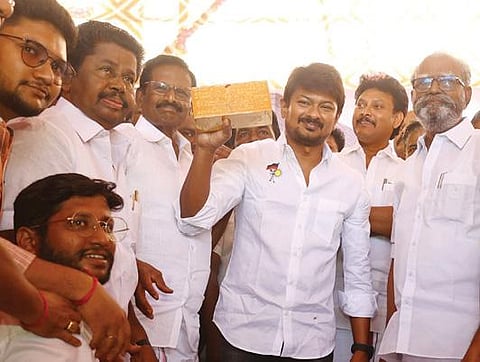 கும்பகோணத்தில் நேற்று நடைபெற்ற திமுக மாவட்ட அலுவலக அடிக்கல் நாட்டு விழாவில் பங்கேற்ற திமுக இளைஞரணி செயலாளர் உதயநிதி ஸ்டாலின் எம்எல்ஏ, தங்கமுலாம் பூசப்பட்ட செங்கலை கட்சி நிர்வாகிகளிடம் காட்டுகிறார். உடன், அமைச்சர் அன்பில் மகேஸ் பொய்யாமொழி, எம்.பிக்கள் செ.ராமலிங்கம், சு.கல்யாணசுந்தரம், எம்எல்ஏ க.அன்பழகன் உள்ளிட்டோர்.