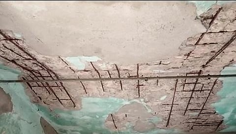 திருவாரூர் மாவட்டம் திருத்துறைப்பூண்டி அருகே மேலத்தெருவில், மேற்கூரையின் சிமென்ட் பூச்சு பெயர்ந்து விழுந்த அரசுத் தொகுப்பு வீடு. (அடுத்த படம்) அரசு மருத்துவமனையில் சிகிச்சை பெறும் அன்பழகி.