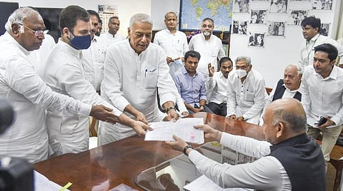 குடியரசுத் தலைவர் தேர்தலில் எதிர்க்கட்சிகளின் பொது வேட்பாளராக போட்டியிடும் யஷ்வந்த் சின்ஹா நேற்று டெல்லியில் காங்கிரஸ் தலைவர்கள் ராகுல் காந்தி, மல்லிகார்ஜுன கார்கே மற்றும் பிற எதிர்க்கட்சித் தலைவர்கள் முன்னிலையில் வேட்புமனு தாக்கல் செய்தார்.படம்: பிடிஐ