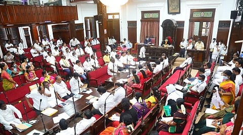 சென்னை மாநகராட்சி மன்ற கூட்டத்தில் முகக்கவசம் அணியாத மன்ற உறுப்பினர்கள்