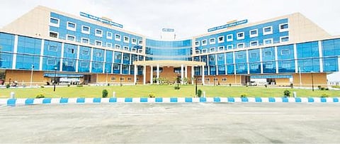 ராணிப்பேட்டையில் ரூ.118 கோடி மதிப்பீட்டில் கட்டி முடிக்கப்பட்டுள்ள மாவட்ட ஆட்சியர் அலுவலக கண்ணாடி மாளிகை.