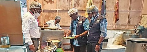 விக்கிரவாண்டி அருகே பயணவழி உணவகங்களில் உள்ள உணவு வகை களின் தரம் குறித்து ஆய்வு செய்யும் உணவு பாதுகாப்புத் துறையினர்.
