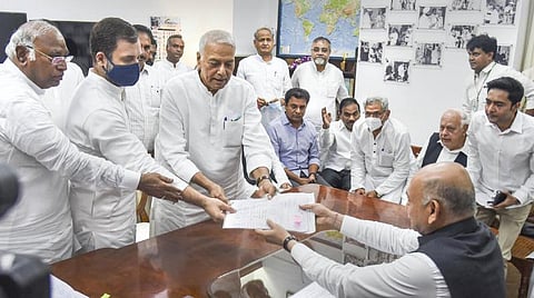 குடியரசுத் தலைவர் வேட்பாளர் யஷ்வந்த் சின்ஹா வேட்பு மனு தாக்கல் செய்தபோது 8 கட்சி பிரதிநிதிகள் புறக்கணிப்பு