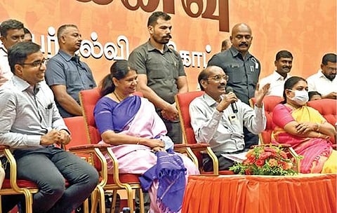 தூத்துக்குடியில் நடைபெற்ற 'கல்லூரிக் கனவு' உயர்கல்வி வழிகாட்டுதல் நிகழ்ச்சியில் இஸ்ரோ முன்னாள் தலைவர் கே.சிவன் பேசினார். உடன் கனிமொழி எம்பி, அமைச்சர் பெ.கீதாஜீவன், மாவட்ட ஆட்சியர் கி.செந்தில் ராஜ் உள்ளிட்டோர். படம்: என்.ராஜேஷ்