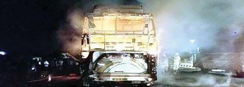 புதியம்புத்தூர் அருகே புதூர்பாண்டியாபுரம் சுங்கச்சாவடி பகுதியில் தனியார் ஆம்னி பேருந்து திடீரென தீப்பிடித்து எரிந்தது.
