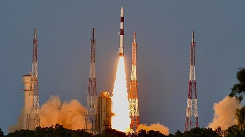 விண்ணில் பாயும் பிஎஸ்எல்வி சி-53 ராக்கெட்.