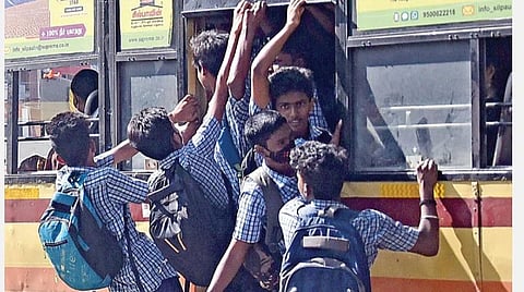 சென்னை புரசைவாக்கத்தில் சென்ற மாநகர பேருந்தின் படிக்கட்டில் ஆபத்தை உணராமல் தொங்கியபடி பயணித்த பள்ளி மாணவர்கள்.படம்: ம.பிரபு