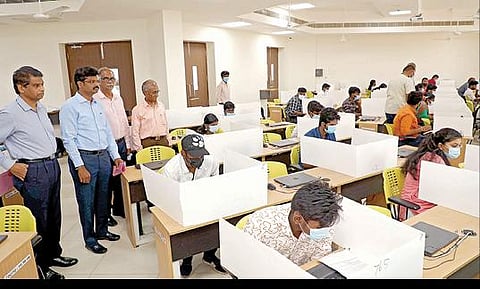 வேலூர் விஐடியில் நடைபெற்ற ஆன்லைன் நுழைவுத் தேர்வை விஐடி துணைத் தலைவர்கள் சேகர் விசுவநாதன், ஜி.வி.செல்வம் ஆகியோர் பார்வையிட்டனர்.