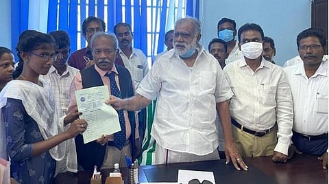 செம்பட்டி அருகே கூட்டுறவு கலை மற்றும் அறிவியல் கல்லூரியில் மாணவர் சேர்க்கைக்கான விண்ணப்பங்களை வழங்கிய அமைச்சர் ஐ.பெரியசாமி.