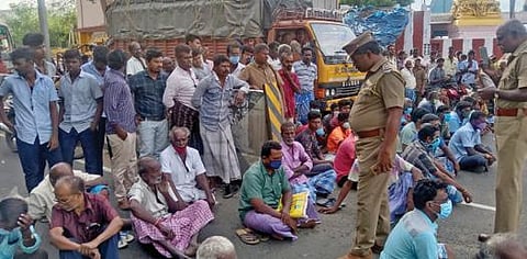 திருநெல்வேலி தச்சநல்லூரில் மாயமான தொழிலாளி மாயாண்டியை கண்டுபிடித்து தர வலியுறுத்தி மறியலில் ஈடுபட்ட அவரது உறவினர்கள்.