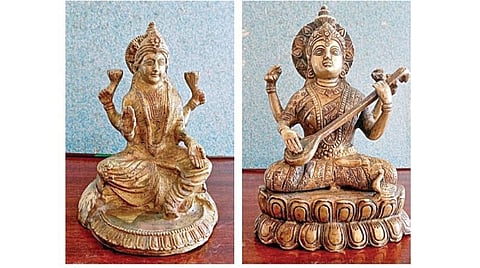 மீட்கப்பட்ட லட்சுமி, சரஸ்வதி உலோக சிலைகள்.