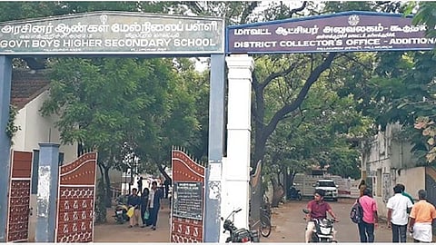 கள்ளக்குறிச்சி | ஆட்சியர் அலுவலகமாக மாறிய அரசுப் பள்ளி வகுப்பறைகள்: மரத்தடியில் பாடம் பயிலும் மாணவர்கள்