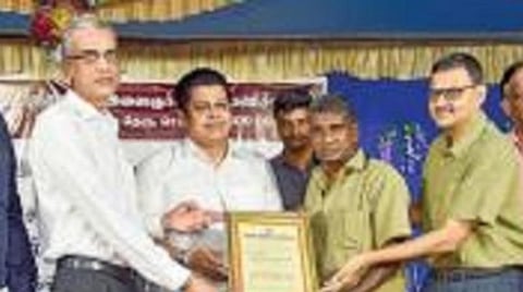 ஸ்ரீநிவாஸ் இளைஞர்கள் நற்பணி சங்கம் (சைமா) சார்பில் நலத்திட்ட உதவிகள் வழங்கும் நிகழ்ச்சி, திருவல்லிக் கேணியில் நேற்று நடந்தது. கரோனா காலத்தில் சிறப்பான சேவை புரிந்த ஆட்டோ ஓட்டுநர் வி.பாலாஜிக்கு சைமா சேவை விருது வழங்கப்பட்டது. படம்: பு.க.பிரவீன்