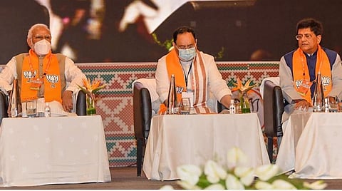 ஹைதராபாத்தில் நேற்று தொடங்கிய பாஜக தேசிய செயற்குழுக் கூட்டத்தில் பங்கேற்ற பிரதமர் மோடி, கட்சியின் தேசியத் தலைவர் ஜே.பி.நட்டா, மத்திய அமைச்சர் பியூஷ் கோயல். படம்: பிடிஐ