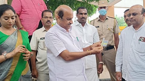 காரைக்கால் மாவட்டம் அகளங்கண்ணு பகுதியில் உள்ள நீர்த்தேக்கத் தொட்டியில் நீரின் தன்மை குறித்து ஆய்வு செய்த புதுச்சேரி அமைச்சர்கள் லட்சுமி நாராயணன், சந்திர பிரியங்கா மற்றும் அதிகாரிகள்.