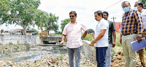 வேலூர் மாவட்ட ஆட்சியர் அலுவலகம் அருகே உள்ள கழிவுநீர் கால்வாயை ஆட்சியர் குமாரவேல் பாண்டியன் நேற்று ஆய்வு செய்தார்.