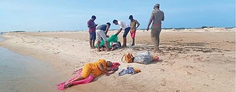 தனுஷ்கோடி கடற்கரையில் மயங்கிய நிலையில் மீட்கப்பட்ட பரமேஸ்வரி, பெரியண்ணன் சிவன். (கோப்பு படம்)